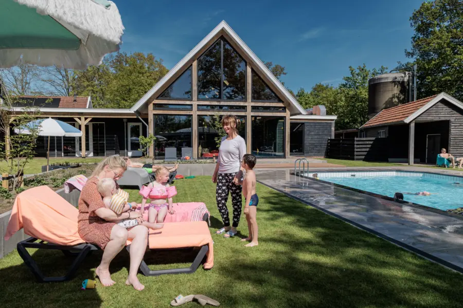 Ligweide buitenzwembad familieweekend camping kaps